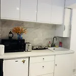 Central Haven - Walk To Beach, Train Station & City Center